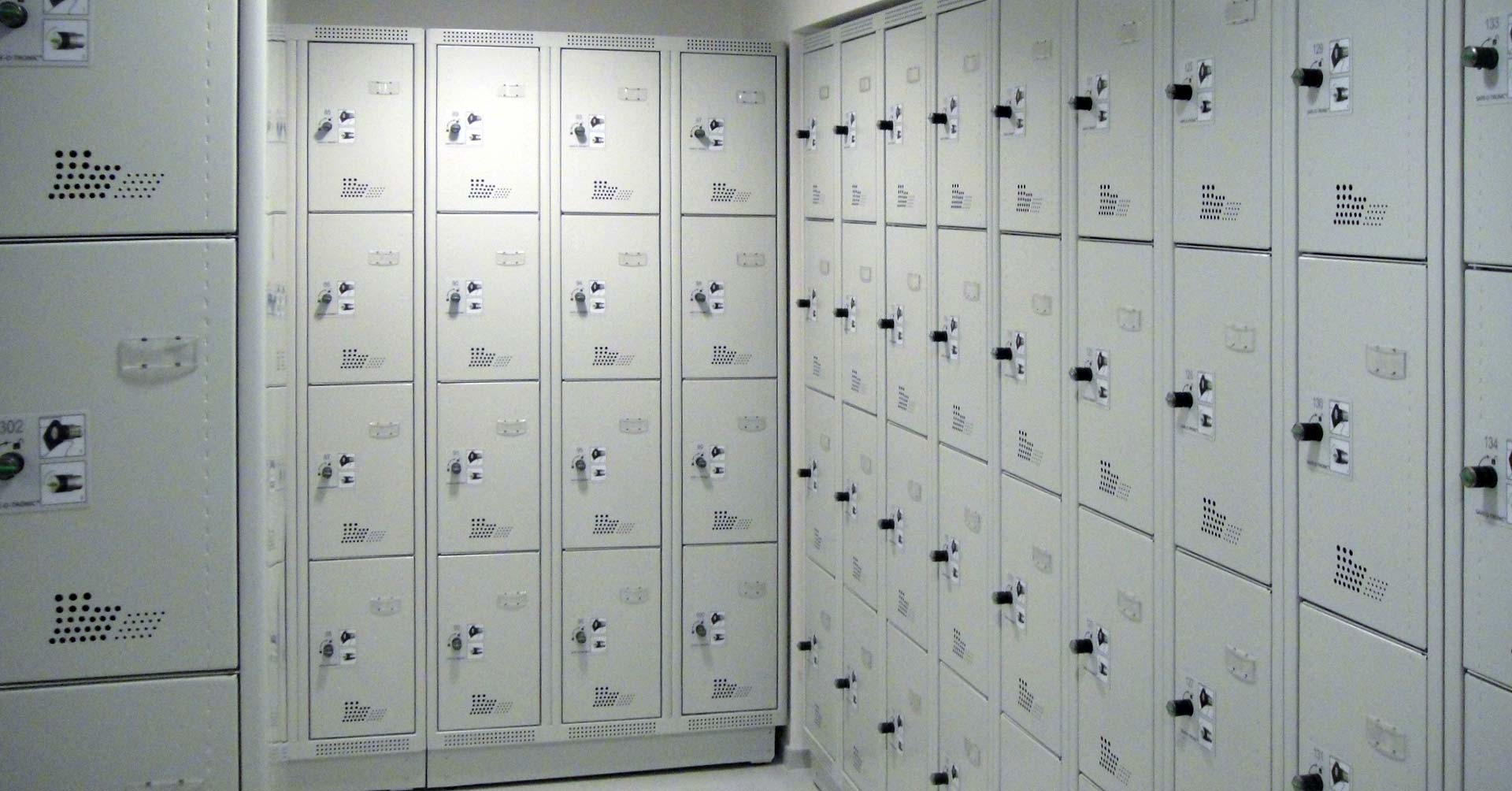Multi-tier locker cabinets